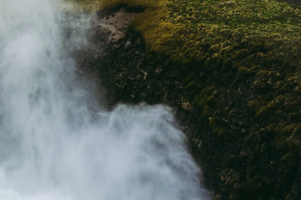 Стіна сірих бризок біля водоспаду Гульфосс і насиченої зеленої трави — стокове фото