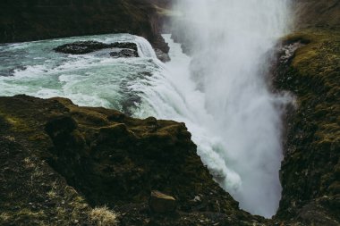 Gullfoss şelalesinin kenarı ve üzerinde uçan su sıçrayışları