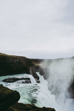 Gullfoss şelalesinin kenarı ve üzerinde uçan su sıçrayışları
