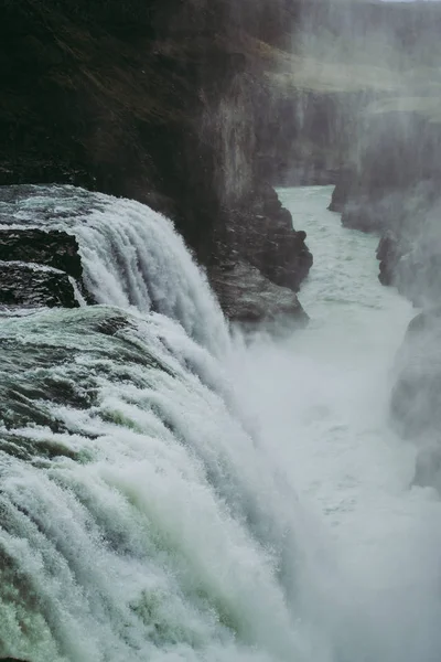 De rand van de Gullfoss-waterval en spatten die er overheen vliegen — Stockfoto