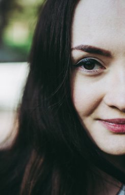 Yakışıklı siyah gözlü beyaz modelin yakın çekim portresi