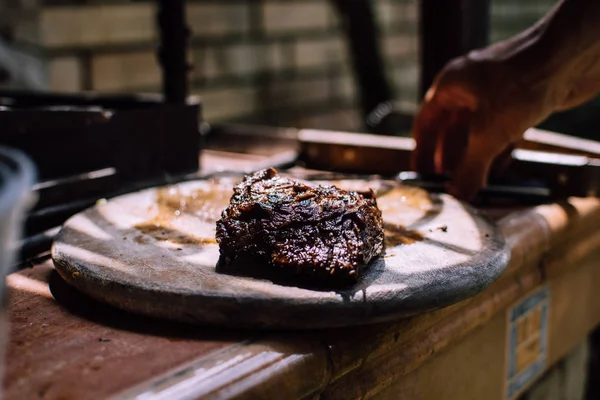 Μια μέτρια σπάνια πάσσαλος βοδινού κρέατος στο τραπέζι — Φωτογραφία Αρχείου