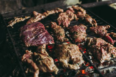 Izgarada baharatlı biftek. Ev yapımı burrito hazırlama süreci