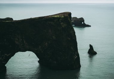 Dyrholaey, kayalık bir kemer. İzlanda'da büyülü bir yer