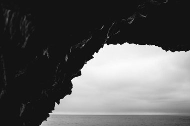 İzlanda 'daki Reynisfjara plajındaki mağaranın manzarası. Siyah ve beyaz