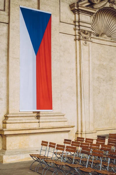 Flaga czeska i drewniane miejsca w Pałacu Wallensteina, Praga. — Zdjęcie stockowe