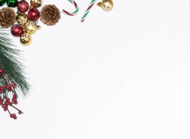 Noel arkaplanı süslemeler, Noel kompozisyonu, üst görünüm, fotokopi alanı, süslemeler, kırmızı toplar ile düz dizayn