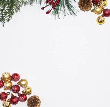 Noel kompozisyonu, Noel süslemesi ve beyaz arka plan, çam kozalağı ve ağaç dalları üzerindeki toplar düzenleme