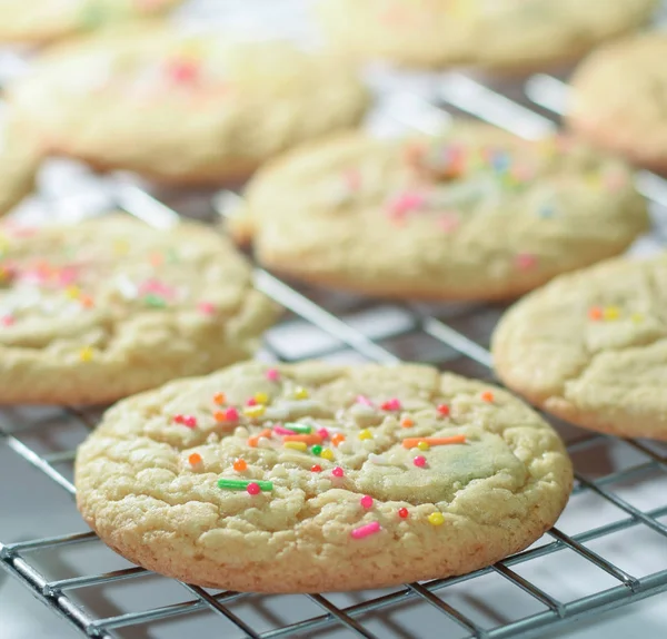 Φρεσκοψημένα Funfetti Sugar Cookies Rack Delicious Σπιτικά Cookies Sprinkles — Φωτογραφία Αρχείου