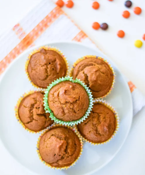 Gezonde Pompoen Kruidenmuffins Een Witte Plaat Plat Bovenaanzicht Herfstsmaken Gebakken — Stockfoto