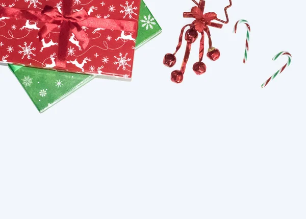 Weihnachtsgeschenke Mit Dekoration Auf Weißem Hintergrund Flache Lageansicht Weihnachtsschmuck Rote — Stockfoto