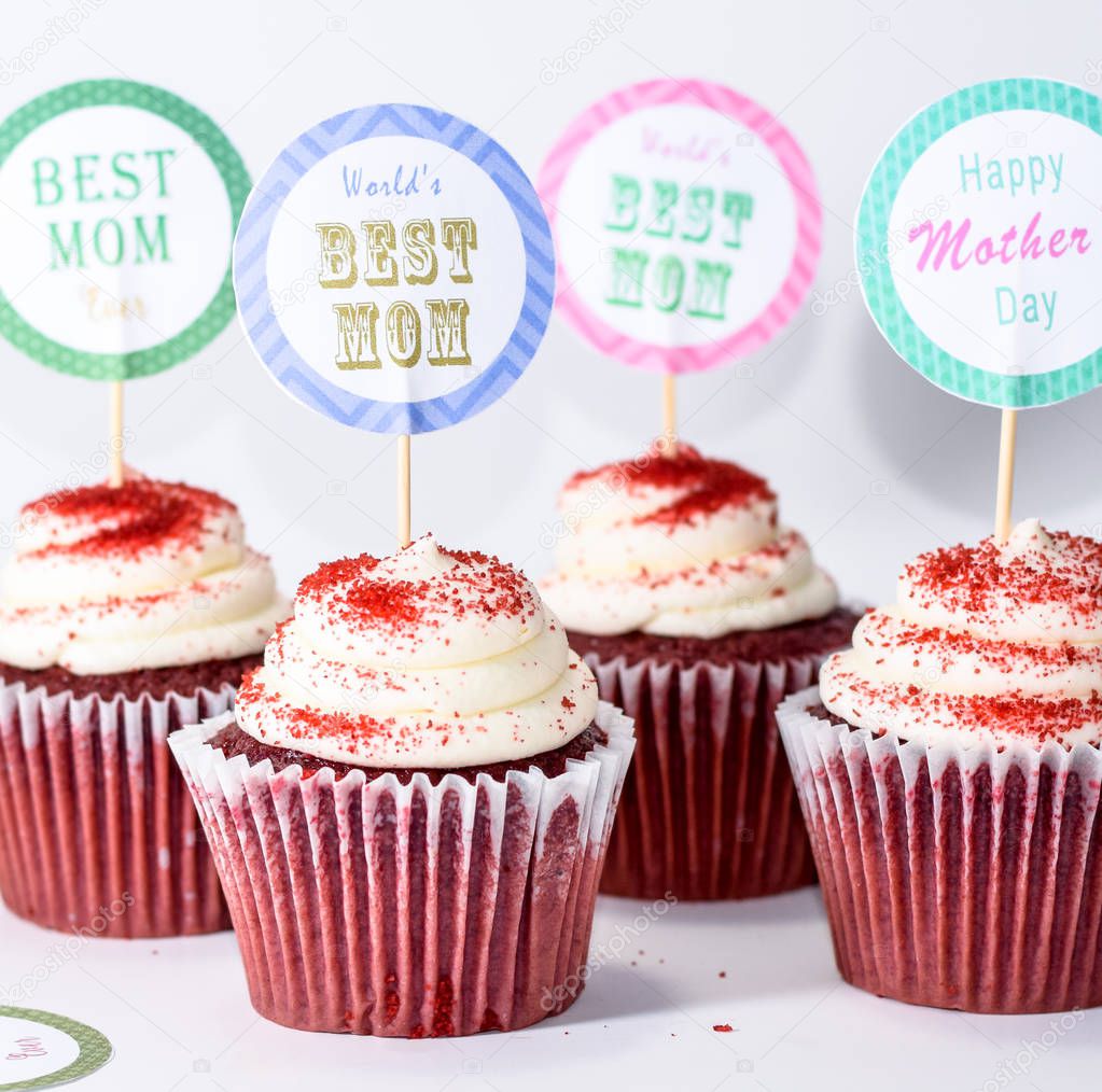 Happy Mothers Day cupcakes with round shape toppers. Different styled cupcake muffin toppers with title Best Mom Ever
