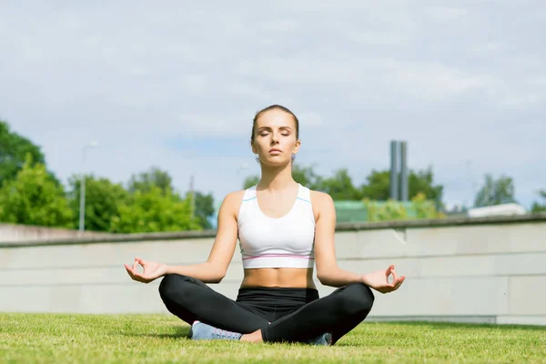 運動公園で瞑想 フィット スポーティな女の子 フィットネス スポーツ 都市と健康的なライフ スタイルのコンセプト — ストック写真