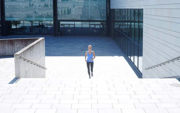 适合和运动的妇女跑上楼梯 城市慢跑和健康生活方式概念 — 图库照片