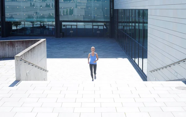 Mulher Jovem Forma Desportiva Subir Escadas Fitness Esporte Jogging Urbano — Fotografia de Stock