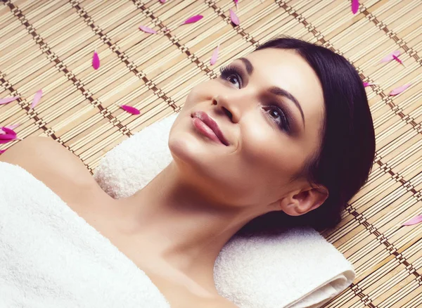 Mooi Meisje Krijgen Gezicht Opheffing Van Massage Spa Salon Health — Stockfoto