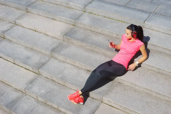 Giovane Forma Donna Ascoltando Musica All Aperto — Foto Stock