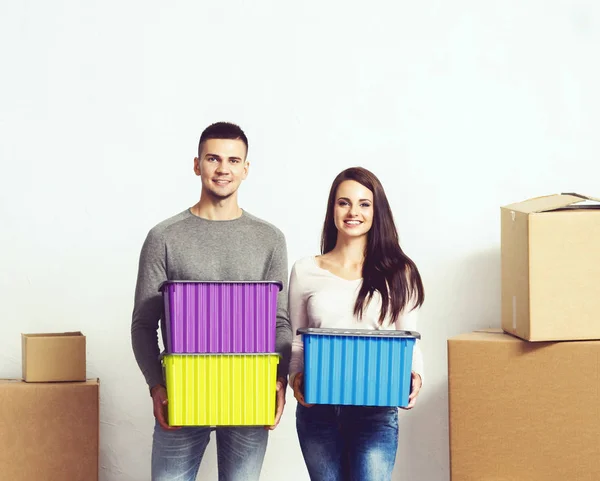 남자와 여자는 새로운 가정에 상자를 사람들 — 스톡 사진
