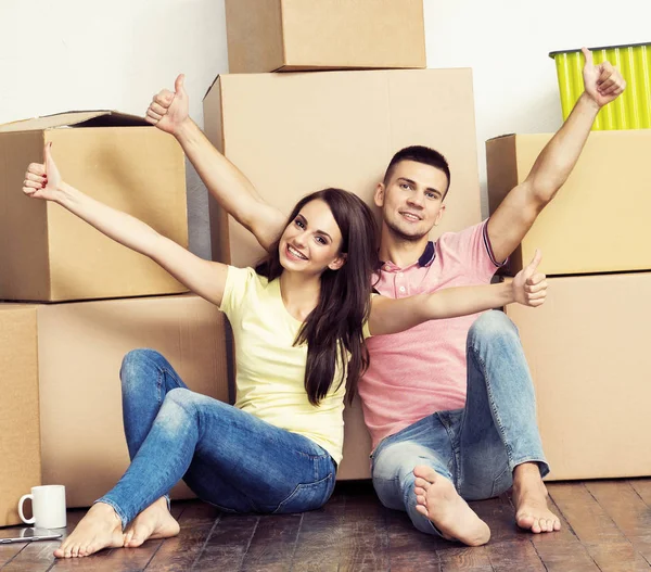 男人和女人搬进新房子 爱的情侣在一个新的家 带盒子的人 — 图库照片