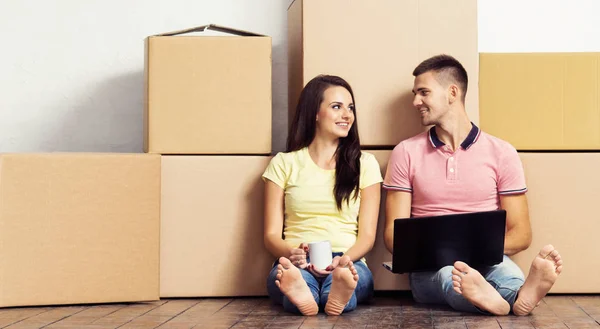 Hombre Mujer Con Computadora Portátil Cajas Pareja Joven Navegando Por — Foto de Stock