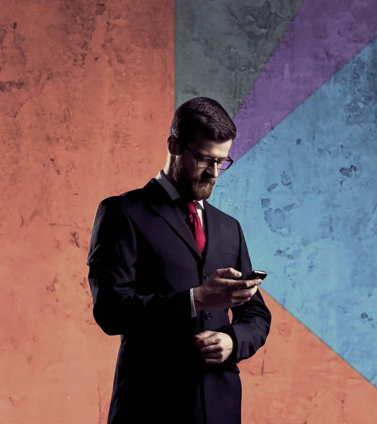 Hombre Negocios Con Smartphone Pie Sobre Fondo Del Diagrama Negocios — Foto de Stock