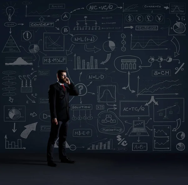 スマート フォンで実業家 回路図の背景 ビジネス オフィス コンセプト — ストック写真