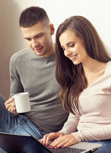 Man Woman Laptop Computer Boxes Young Couple Browsing Internet Laptop — Stock Photo, Image