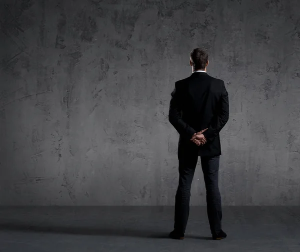 Επιχειρηματίας Που Στέκεται Πάνω Από Τοίχος Του Σκοτεινό Φόντο Επαγγελματικά — Φωτογραφία Αρχείου