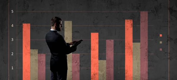Empresario Con Tableta Computadora Pie Sobre Fondo Del Diagrama Columna —  Fotos de Stock