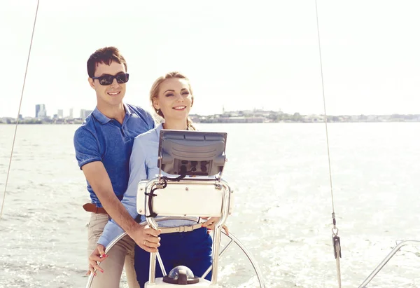 Glückliches Und Schönes Paar Das Eine Jacht Fährt Und Einen — Stockfoto