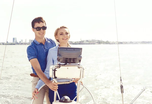 Pareja Feliz Hermosa Viajando Yate Disfrutando Día Verano Vacaciones Concepto — Foto de Stock