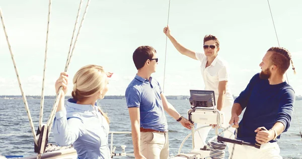 Grupo Amigos Que Viajan Yate Disfrutan Buen Día Verano Vacaciones — Foto de Stock