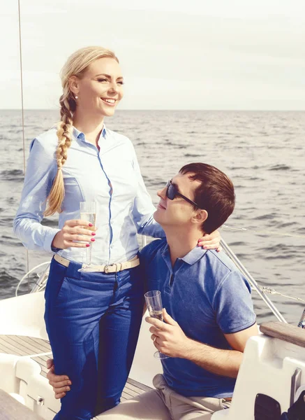 Unga Vackra Par Dricka Champagne Yacht Och Njuter Dag Semester — Stockfoto