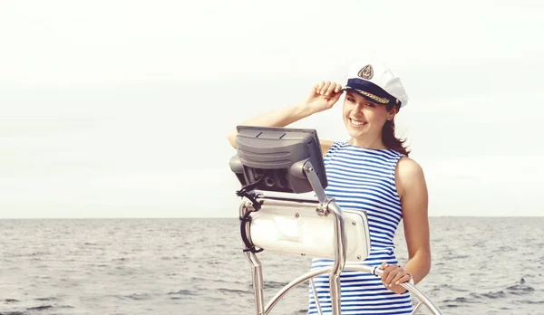 Linda Menina Marinheiro Atraente Dirigindo Barco Mar Conceito Navegação — Fotografia de Stock