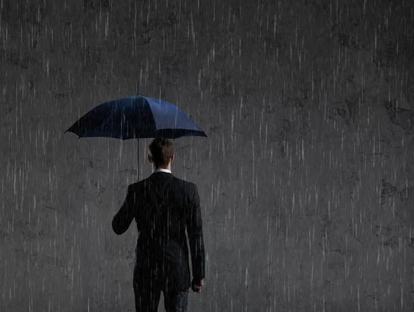 Geschäftsmann Mit Regenschirm Der Regen Steht Dunkler Dramatischer Hintergrund Wirtschaft — Stockfoto