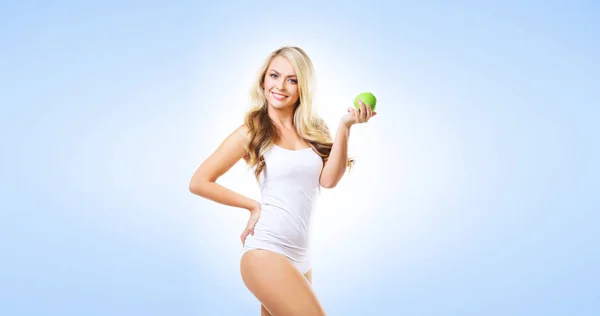 白い下着のフィット感とスポーティな女の子 美しく 健康な女性が青の背景に青リンゴを食べるします スポーツ フィットネス ダイエット 栄養およびヘルスケアの概念 — ストック写真