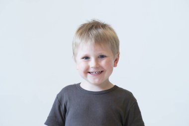 Stüdyo portre Studio hoş gülümseyen çocuk. Mutlu çocuk.
