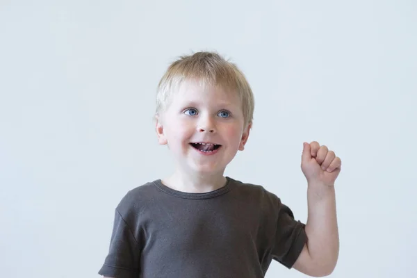 Studio Πορτρέτο Του Ένα Χαριτωμένο Χαμογελαστό Αγόρι Στο Studio Ευτυχισμένο — Φωτογραφία Αρχείου
