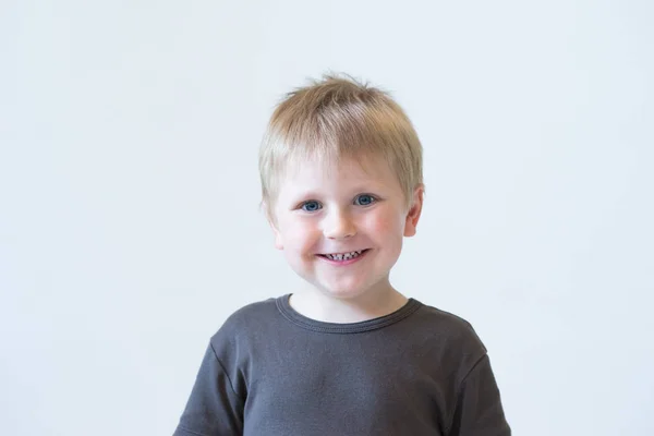 Studio Portrét Roztomilý Usměvavý Chlapec Studiu Šťastné Dítě — Stock fotografie