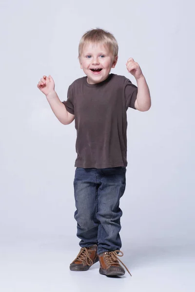 Студійний Портрет Милого Усміхненого Хлопчика Студії Щаслива Дитина — стокове фото