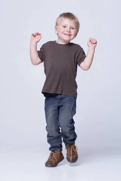 Студийный Портрет Милого Улыбающегося Мальчика Студии Счастливый Ребенок — стоковое фото