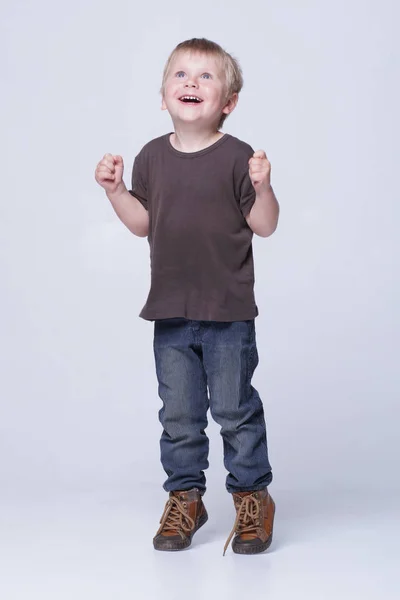 スタジオ Studio でかわいい笑顔の男の子の肖像画 幸せな子供 — ストック写真
