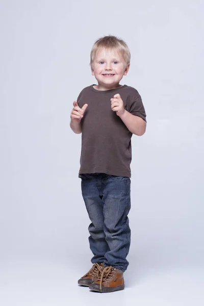 Retrato Estúdio Menino Sorridente Bonito Estúdio Criança Feliz — Fotografia de Stock