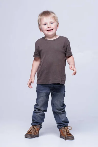 Retrato Estúdio Menino Sorridente Bonito Estúdio Criança Feliz — Fotografia de Stock