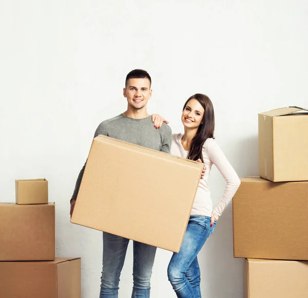 Jonge verliefde paar verhuizen naar een nieuw huis. Huis en gezin concept. — Stockfoto