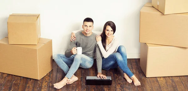 Hombre Mujer Con Computadora Portátil Cajas Pareja Joven Navegando Por — Foto de Stock