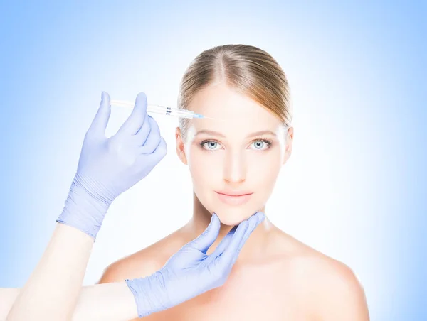 Junge Schöne Und Gesunde Frau Mit Hautinjektionen Vor Blauem Hintergrund — Stockfoto