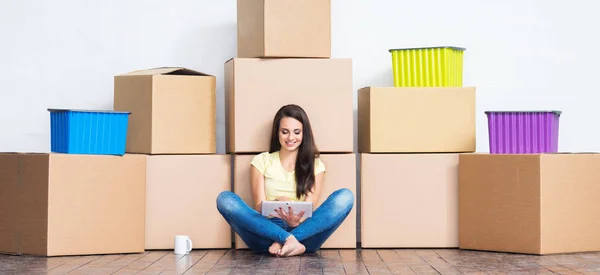 Nouveau Concept Maison Jeune Femme Avec Des Boîtes Dans Maison — Photo