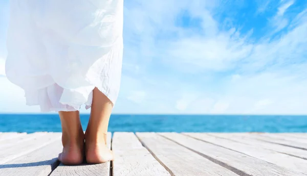 Hermosos Saludables Pies Una Joven Vestido Blanco Muelle Madera Fondo —  Fotos de Stock