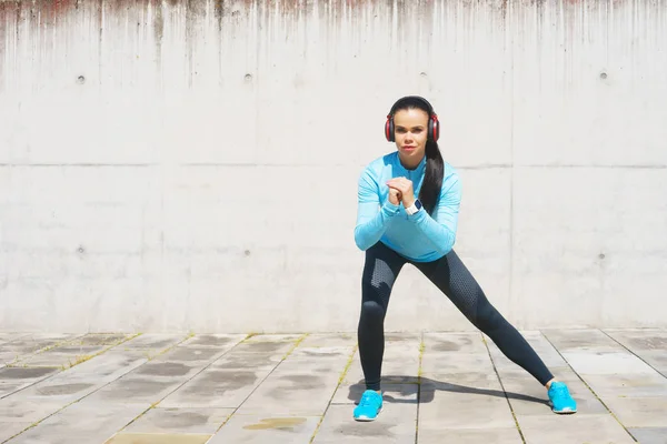 Jeune Fille Forme Sportive Qui Étire Dans Rue Fitness Sport Photo De Stock